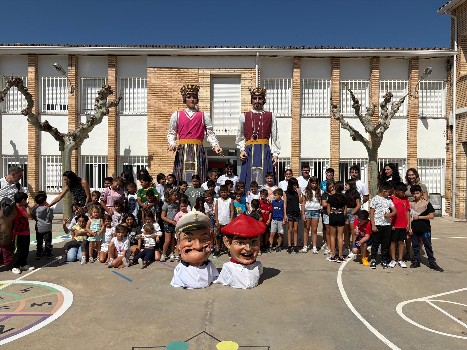 LOS GIGANTES DE MONTEAGUDO VISITAN EL COLEGIO HONORIO GALILEA